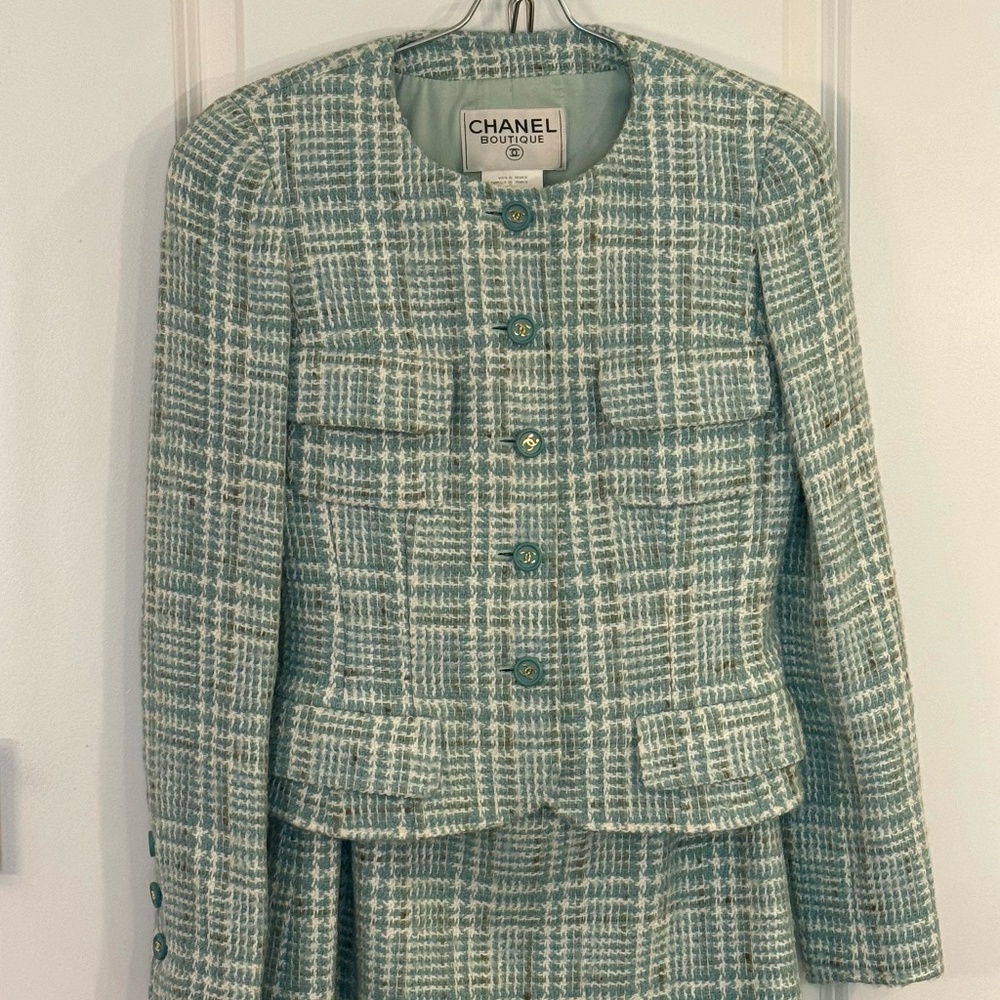 Chanel Boutique. A wool and mohair 2-piece tweed seat. Size 36. Circa 1997.